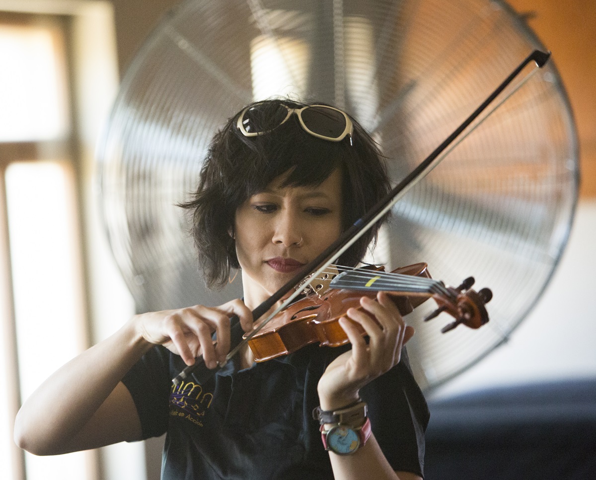 Stephanie Hsu playing violin