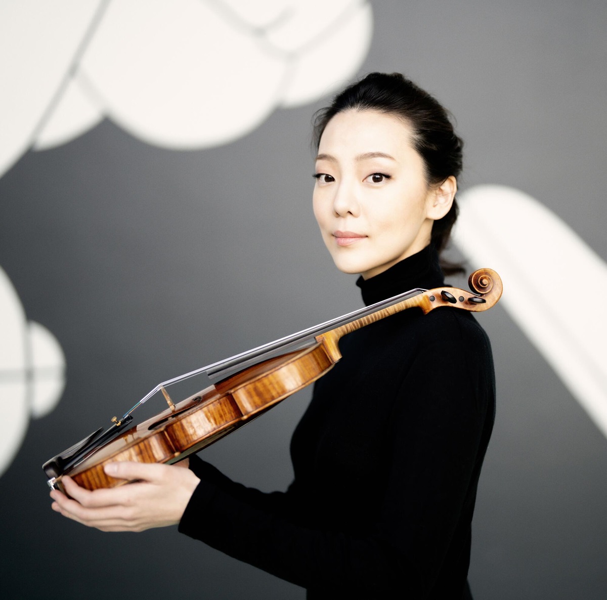 Clara-Jumi Kang with violin